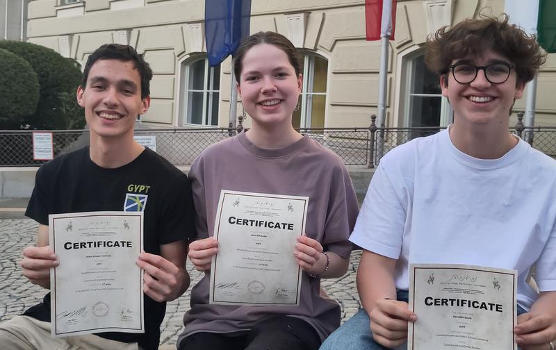 Sie haben am Wochenende in Österreich bei einem spannenden Physikwettbewerb für Deutschland den zweiten Platz erreicht (v.l.n.r): Robin Schulze-Tammena (18) aus Berlin, Laura Schröder (16) aus München sowie Benedikt Baum (16) aus Lörrach.