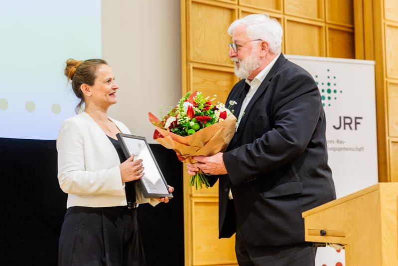 Karl Schultheis, Vorsitzender des JRF-Kuratoriums, überreicht Dr. Kerstin Conrad den Dissertationspreis 2024