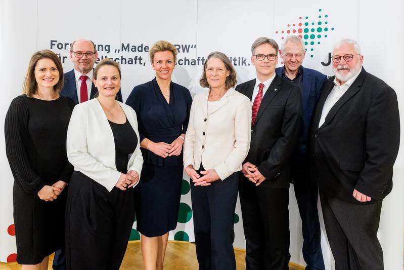 V.l.: Ramona Fels (JRF), Rainer Schmelztzer (Landtag), Dr. Kerstin Conrad (Dissertationspreisträgerin), Ina Brandes (NRW-Wissenschaftsministerin), Christina Rau, Prof. Dr. Dieter Bathen (JRF), Prof. Dr. Manfred Fischedick (JRF), Karl Schultheis (JRF)