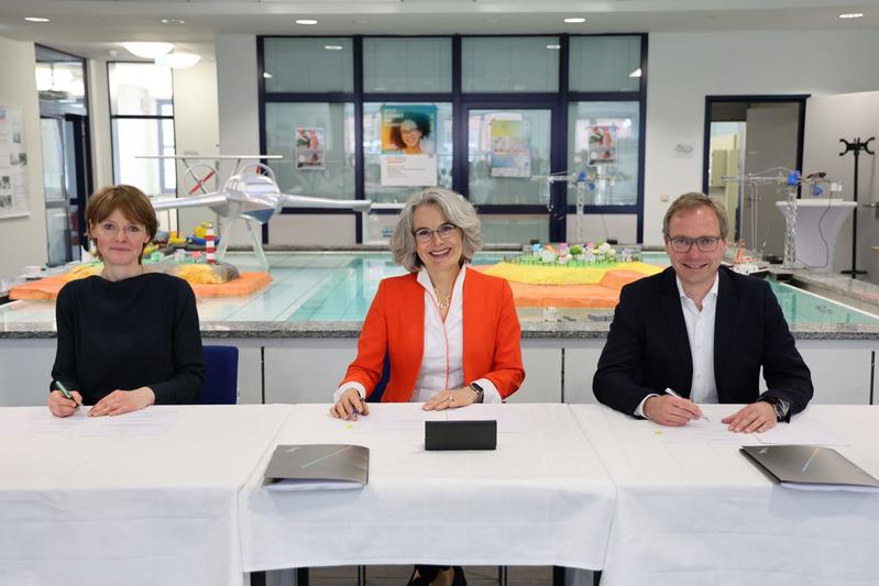 v.l.: Staatssekretärin Susanne Bowen, Staatssekretärin Susanne Henckel, Staatssekretär Guido Wendt