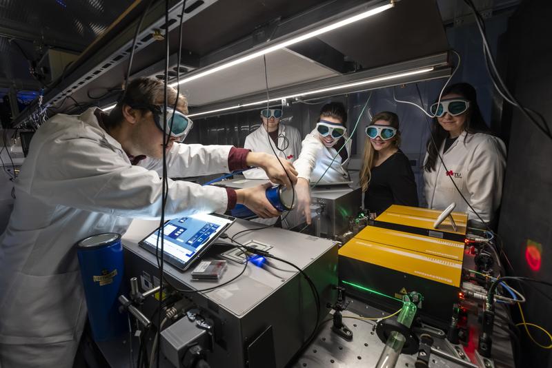Das Team um Birgitta Schultze-Bernhardt (2.v.r.) am weltweit ersten Breitband-UV-Dualkamm-Spektrometer.