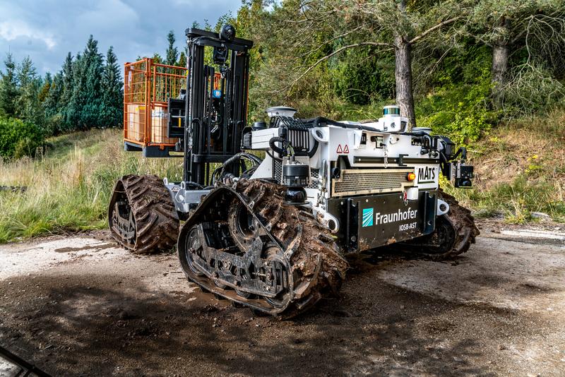 Fernsteuerung für Besucher der HANNOVER MESSE 2024: Der Stapler „MATS“ befindet sich dabei im 200 km entfernten Reallabor für autonome Arbeitsmaschinen in Ilmenau. 