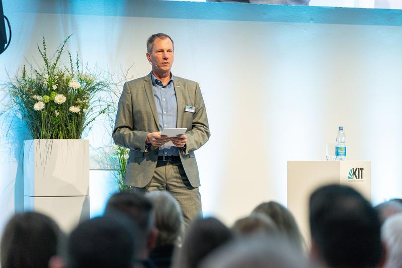 Professor Oliver Kraft stellte Highlights aus Forschung, Lehre, Innovation und Transfer vor und nahm anstehende Herausforderungen in den Blick. (Foto: Amadeus Bramsiepe, KIT)