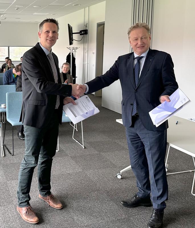 Heute unterzeichneten IOW-Direktor Oliver Zielinski (l.) und Artūras Razbadauskas (r.), Rektor der Universität Klaipeda, ein Memorandum of Understanding. Ziel der Vereinbarung ist der Ausbau weiterer gemeinsamer Aktivitäten in Forschung und Lehre.