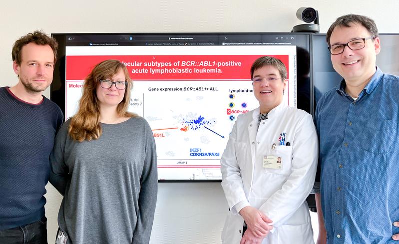 Projektleiter Dr. Lorenz Bastian (r.) konnte gemeinsam mit Dr. Thomas Beder (l.), Dr. Malwine Barz (2.v.l.), Klinikdirektorin Prof. Dr. Claudia Balus und weiteren Forschenden neue Subtypen bei ALL identifizieren. 