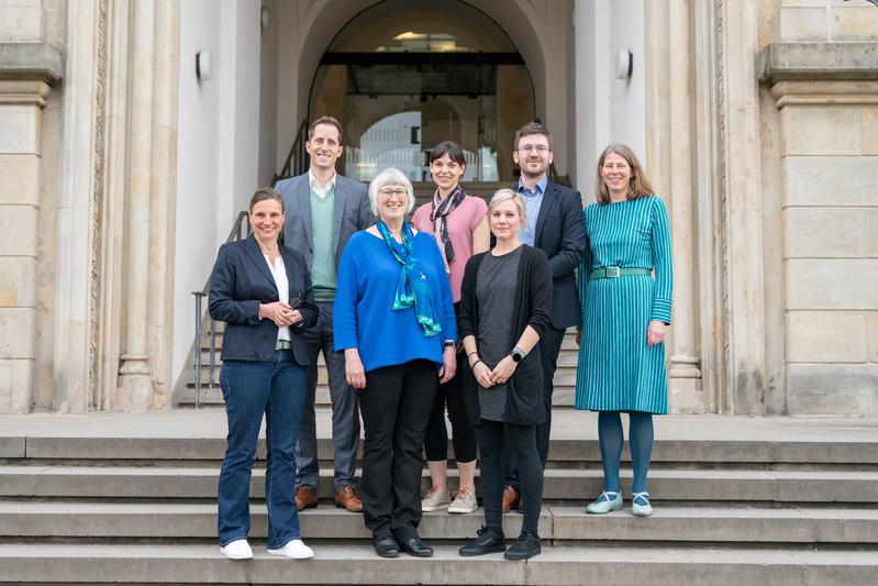 Prof. Dr. Julia Gillen, LUH-Vizepräsidentin für Bildung, mit den Preisträgerinnen und Preisträgern Prof. Dr. Thomas Seel, Prof. Dr. Jana Gohrisch, Prof. Dr. Sophia Rudorf, Dr. Tina Otten, Dr. Lennard Zyska und Prof. Dr. Jutta Papenbrock (v. links n. rec