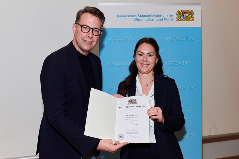 Die Würzburger Professorin Daniela Lorenz erhält von Bayerns Wissenschaftsminister Markus Blume ihren Preis für gute Lehre.
