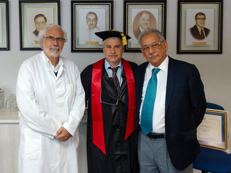 Prof. Dr. Rual Sanchez (Leiter des CEMT-BIOREN, UFRO, links im Bild) und Dekan Prof. Dr. Wilfried Diener (Medizinische Fakultät; UFRO, rechts) ehren Prof. Dr. Carlos Hermosilla (Mitte).