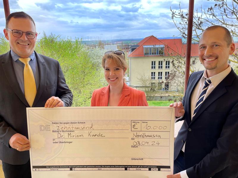 Prof. Dr. Jörg Wagner, Dr. Miriam Kunde und Prof. Dr. med. Stefan Siegel (v.l.) bei der symbolischen Überreichung des Preisgeldes 