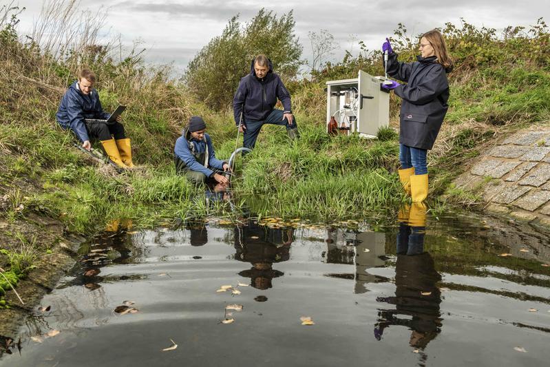 Ein Forschungsteam von Prof. Dr. Matthias Liess (2. v. r.) untersucht Wasserproben des Flusses Launzige bei Neichen in Sachsen auf Pestizidrückstände.