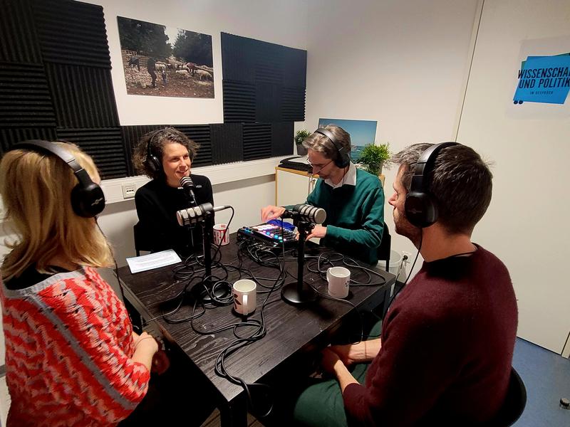Aufnahme des Podcasts „Wissenschaft und Politik im Gespräch“ mit Moderatorin Julia Vismann und #FactoryWisskomm-Fellow Sébastien Vannier. 