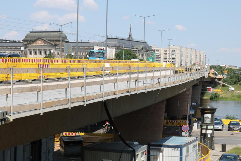 Die Sanierungsarbeiten an der Brücke begannen Ende 2019. Um breitere Geh- und Fahrradwege anzubauen, mussten die Brückenkappen erneuert werden. Dabei kamen verschiedene nichtmetallische Bewehrungen wie zum Einsatz. 