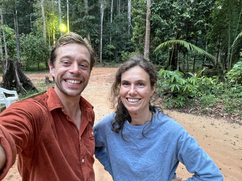 Tobi Krell ('Checker Tobi') und Wolkenforscherin Mira Pöhlker während der Dreharbeiten am ATTO-Turm im Amazonas.