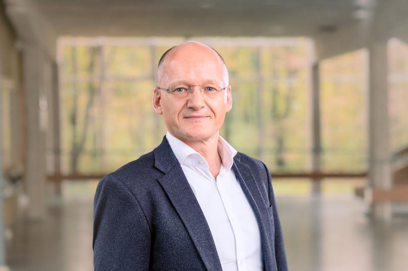 Professor Steffen Grohmann erhält einen ERC Advanced Grant für sein Projekt, in dem er Schlüsseltechnologie für das Einstein-Teleskop entwickelt. (Foto: Amadeus Bramsiepe, KIT)