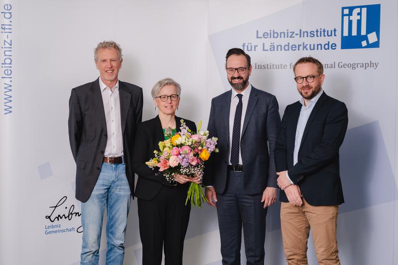 Die neue IfL-Direktorin Prof. Dr. Judith Miggelbrink mit (v. l.) Prof. Dr. Sebastian Lentz, Staatsminister Sebastian Gemkow und Dr. Tim Metje, Vorsitzender des Kuratoriums des IfL. (Foto: Jonathan Gescher / IfL)