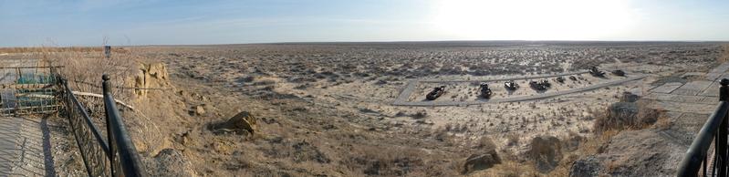 Blick vom Steilufer des früheren Aralsees herunter auf einen Schiffsfriedhof in Muynak. 