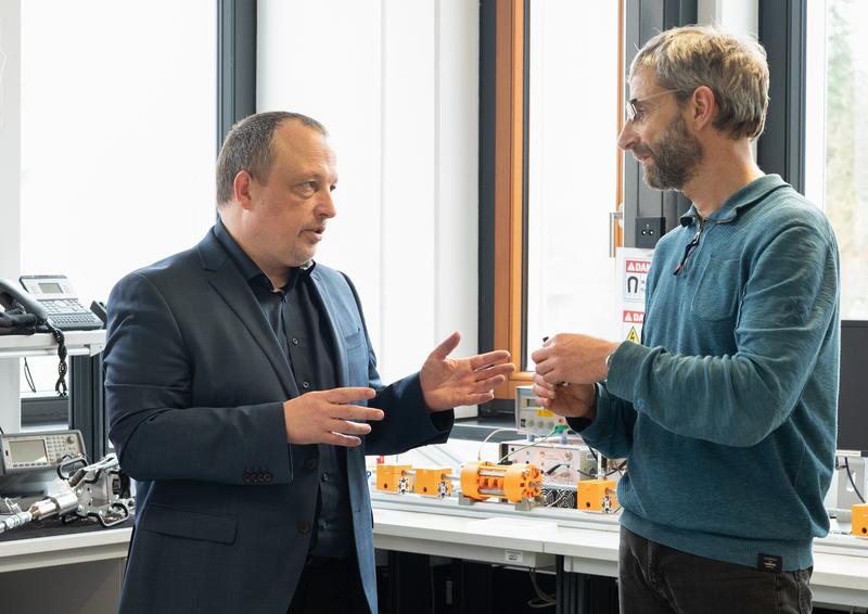 Prof. Dr. Andreas Weiß und Prof. Dr. Klaus Drese diskutieren im Labor verschiedene Perspektiven auf das Projekt. Die Wissenschaftler der Hochschule Coburg verbinden ihre Forschungsthemen Wasserwirtschaft und Messtechnik zu einem interdisziplinären Ansatz.