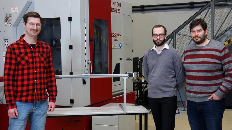 The importance of the concept of networks-in-networks can be demonstrated using an inverted pendulum, an example for control theory. The controller is integrated into a NiN-System. From left to right: Marius Schmitz, Daniel Stuber and Daniel Lindenschmitt