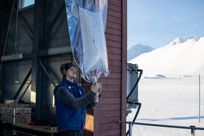Josua Schindewolf brings the balloon from the balloon house to the launch platform on the downwind side