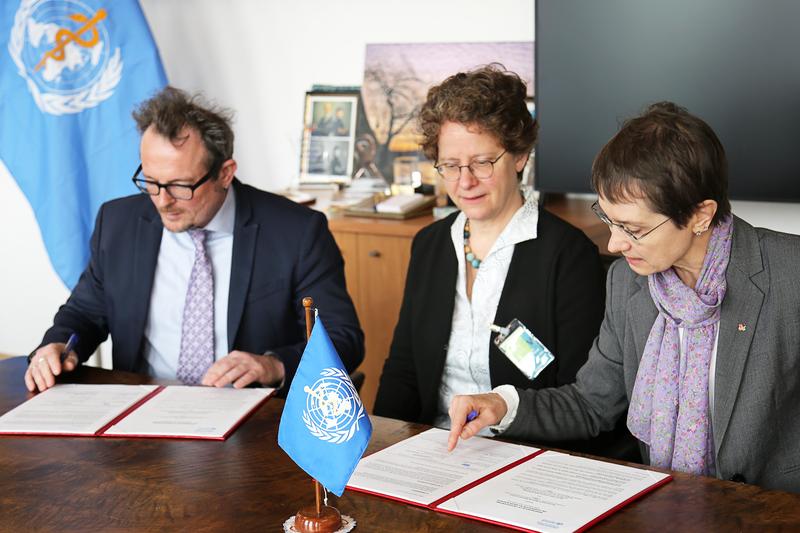 v.l.: Dr. Freddie Bray, Dr. Elisabete Weiderpass und Prof. Dr. Eva Kantelhardt unterzeichnen die gemeinsame Absichtserklärung.