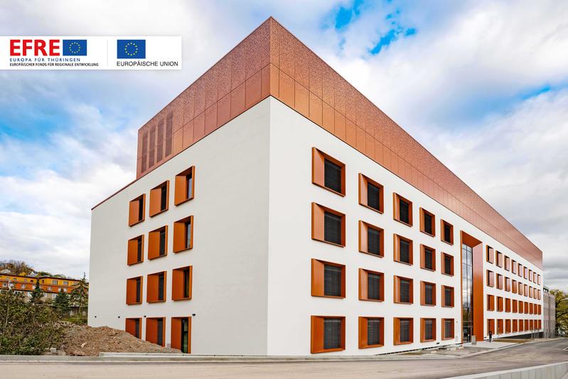 Das heute eröffnete Gebäude der Forschungsneubauten CEEC Jena II (hinterer Teil) und AWZ CEEC Jena der Friedrich-Schiller-Universität Jena.