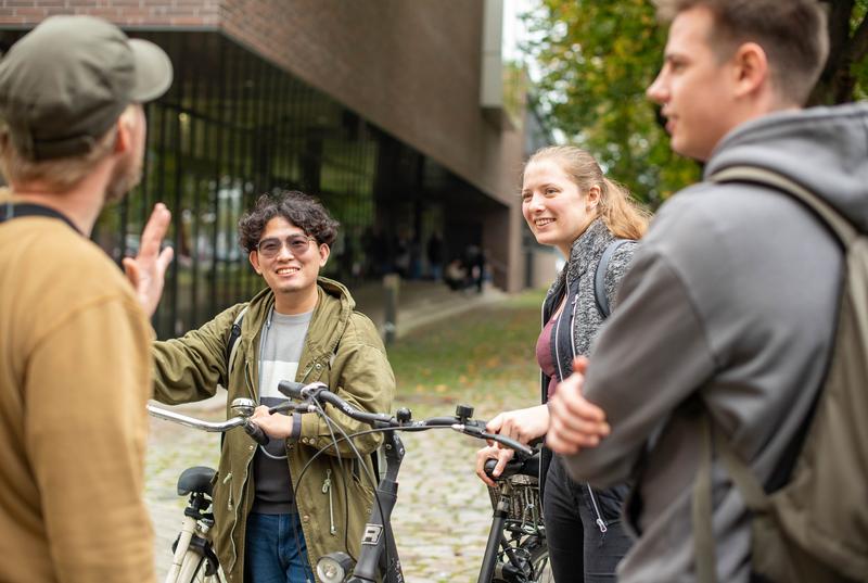 Der Studiengang richtet sich an Absolvent*innen aller Fachdisziplinen, die die nachhaltige Transformation von Unternehmen und Gesellschaft beschleunigen wollen. 