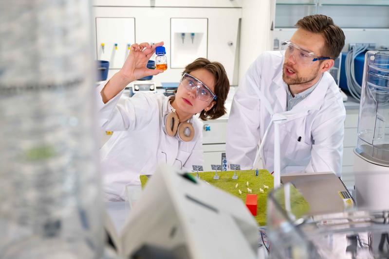 Work has started in the laboratories of the new building of the Centre for Energy and Environmental Chemistry at the University of Jena. Here, doctoral students Lada Elbinger and Ivan Volodin are researching active materials for redox flow batteries.