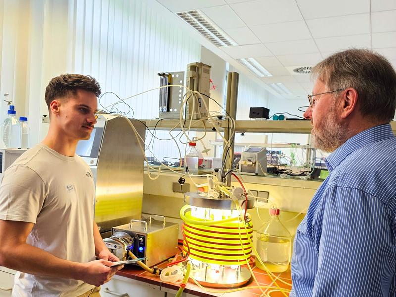 Prof. Dr. Michael Pfaff (re.) im Gespräch mit Lucca Heinrich, der sich für den Masterstudiengang Pharma-Biotechnologie interessiert