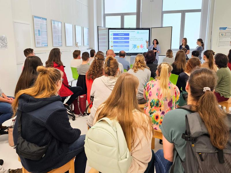 Prof. Dr. Susanne Saal während ihres Vortrags über den Bachelorstudiengang Physiotherapie