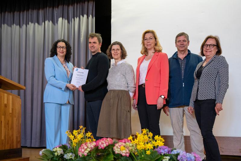 Verleihung des GFB-Zukunftspreises: Prof. Dr.-Ing. Lamia Messari-Becker, Staatssekretärin HMWVW, mit dem Team des Kooperationsprojekts „Mikro-Genossenschaften & dreifache Innenentwicklung" um Koordinator Prof. Dr.-Ing. Jan Dieterle (zweiter v. l.) 