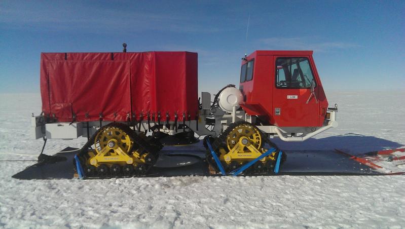 Mit dem Vibroseis-Ruck wurden die Vermessungen auf dem Thwaites-Gletscher durchgeführt