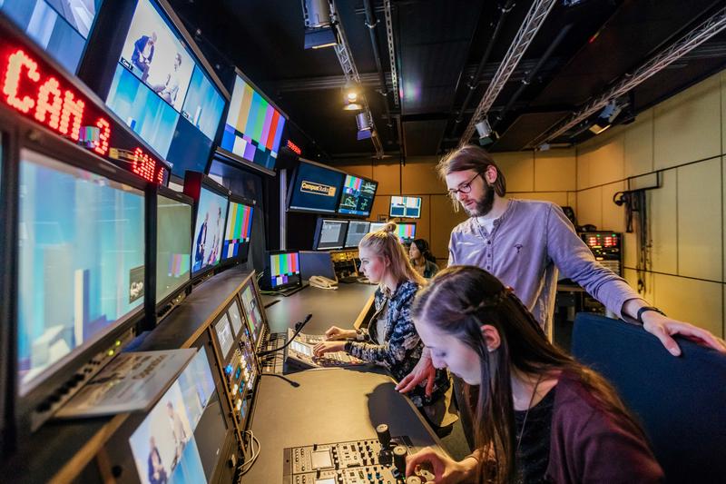 Studierende im Studiengang Medienproduktion im Videostudio des Medienzentrums der HTWK Leipzig 