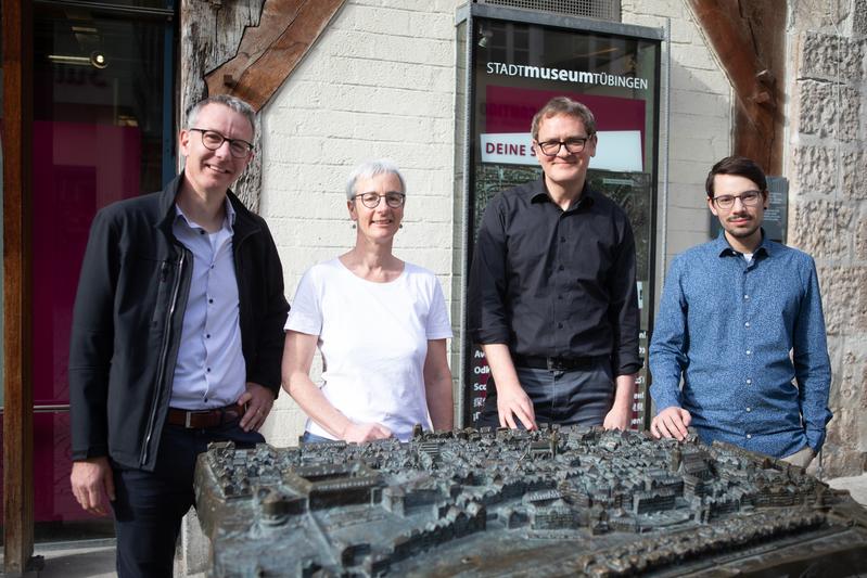 Das Team der Ausstellung „Cyber and the City“ V.l.n.r.: Thomas Thiemeyer (Universität Tübingen/EKW), Ulrike von Luxburg (Univer-sität Tübingen/Maschinelles Lernen), Guido Szymanska (Kurator Stadtmuseum) und Tim Schaffarczik (Universität Tübingen/EKW).