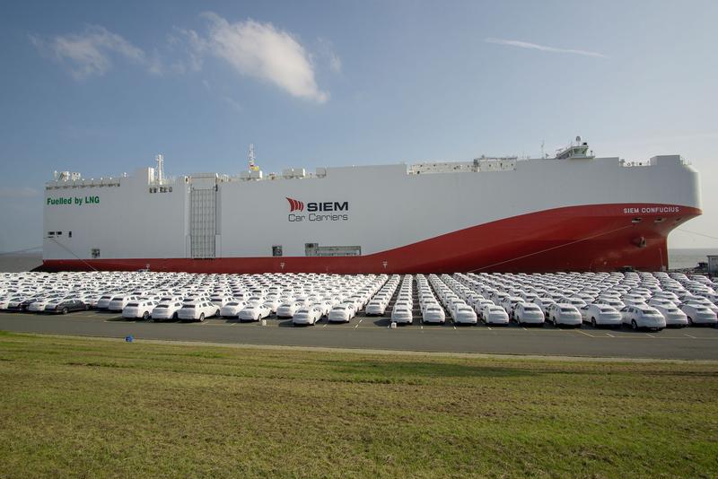 The Volkswagen plant in Emden has a direct connection to the harbour. This has nine pier facilities, two transfer tables and various sidings as well as four lorry low-loader bays and therefore the best overall test conditions for the AutoLog project.
