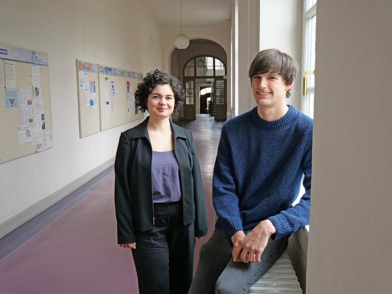 Christina Warmann und Julian Höfner im Universitätsgebäude am Wittelsbacherplatz. Dort finden die Lehrveranstaltungen des Masterstudiengangs „Sozialwissenschaftliche Nachhaltigkeitsforschung“ statt.