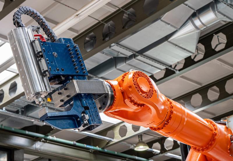The self-developed, robot-guided welding gun for friction stir welding, which joins components for the automotive industry, in the laboratory of the Materials Testing Institute (MPA) at the University of Stuttgart.