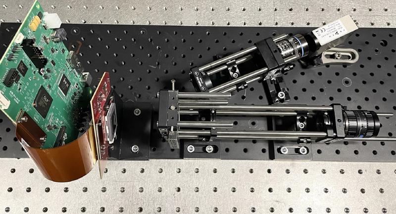 Set-up of the TGSPCam, which greatly reduces disruptive environmental influences such as fog and dust for autonomous driving with modern, ultra-fast digital measurement technology and fast light structuring.