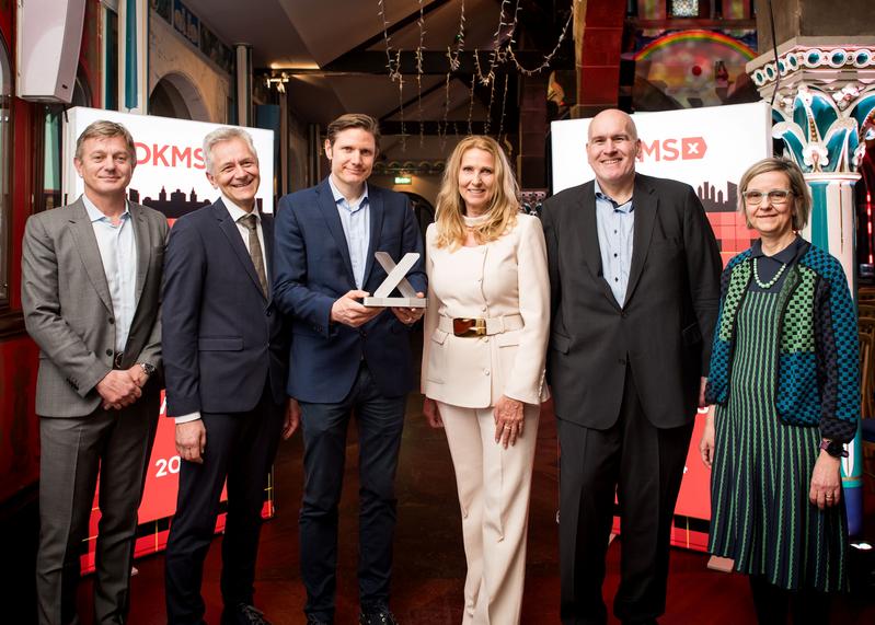 DKMS honors Prof Dr Robert Zeiser with the DKMS Mechtild Harf Science Award 2024: (from left to right) Marcel van den Brink, Johannes Schetelig, Robert Zeiser, Elke Neujahr, Alexander Schmidt, Katharina Fleischhauer