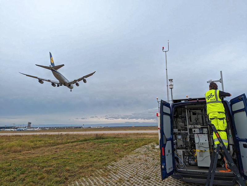 DLR-Messfahrzeug während der 1. Emissionsmesskampagne am Frankfurter Flughafen im Herbst 2023.