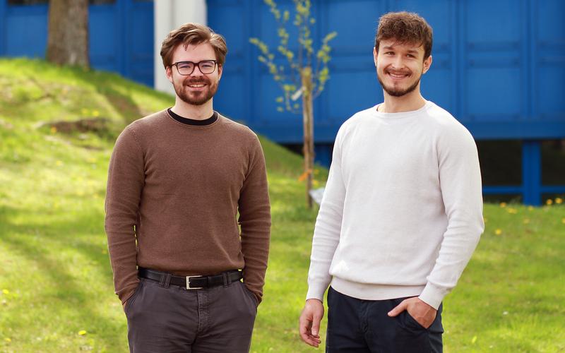 The founding team "Crateflow": Marcus Heidt (left) and Daniel Antonatus (right) contribute their expertise in data science, business administration and software development to the start-up project.