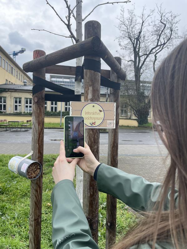 Über den QR-Code an den Stationsschildern können die einzelnen Insect Bites aufgerufen werden.