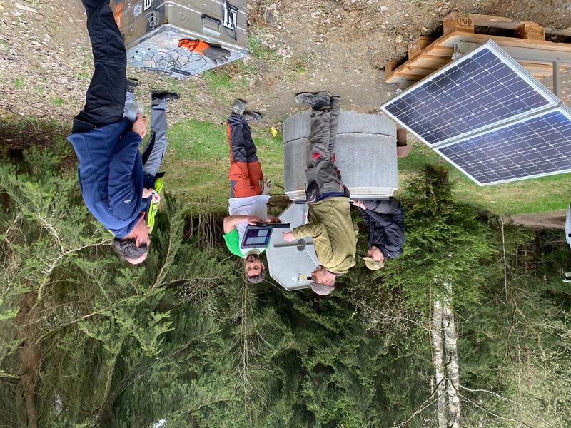 Inbetriebnahme der Messstation an der Bohrung S2 Tisova/Klingenthal: Einbau der Mes-geräte und Test der Datenerfassung. (v.l.: Stefan Mikulla, GFZ; Daniel Vollmer, Andres Olivar-Castano, Matthias Ornberger, alle Uni Potsdam)