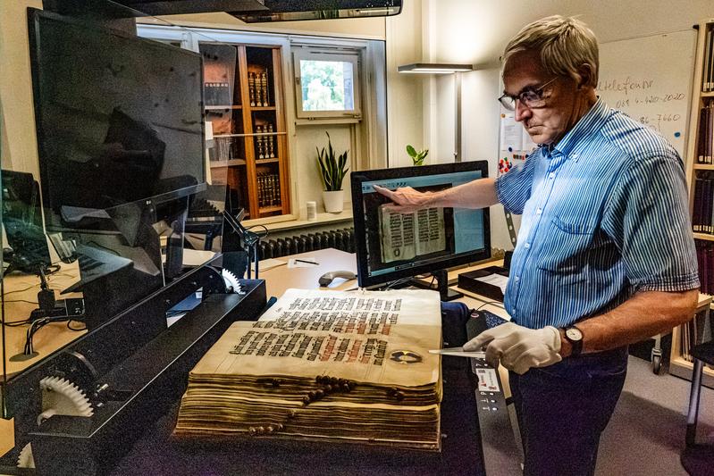 Eine Handschrift wird in der Greifswalder Bibliothek digitalisiert.