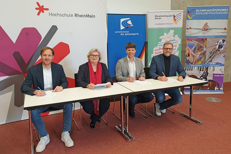 v. l.: Benjamin Schenk (Generalsekretär adh), Prof. Dr. Eva Waller (Präsidentin der Hochschule RheinMain), Michael Fuchs (Leiter des Olympiastützpunkts Rheinland-Pfalz/Saarland) und Markus Kremin (Leiter des Olympiastützpunkts Hessen). 