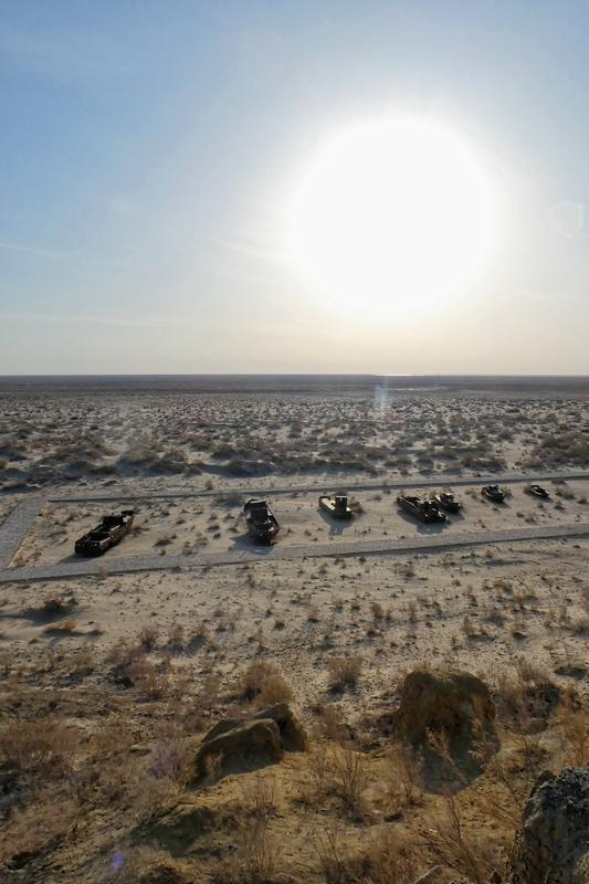 Der Staub aus der Aralkum-Wüste gilt als gefährlich weil er auch Rückstände von Düngemitteln und Pestiziden aus der früheren Landwirtschaft enthält.