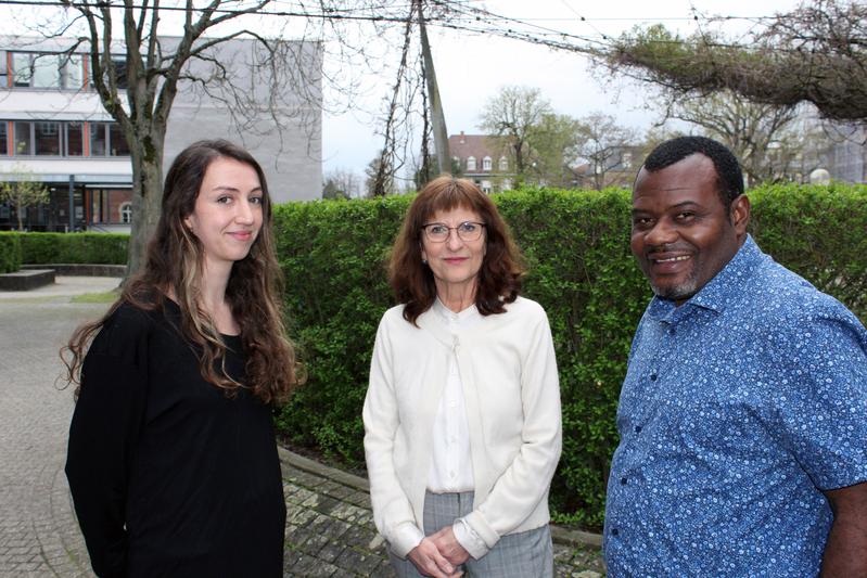 Prof. Dr. Isabel Martin (M.), Dr. Eric Enongene Ekembe und PHKA-Studentin Jessica Weigelmann. 