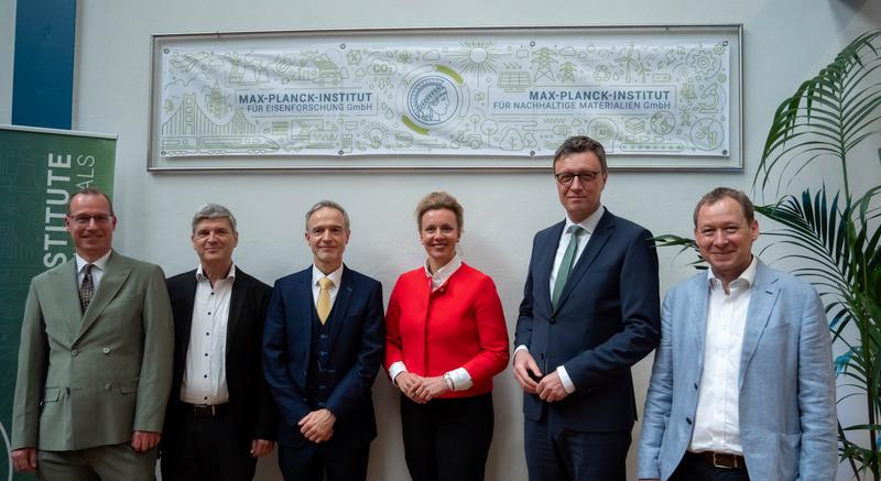Geschäftsführung des Düsseldorfer Max-Planck-Instituts mit Ina Brandes, Ministerin für Kultur und Wissenschaft NRW, und Patrick Keller (2. von rechts), Präsident der Max-Planck-Gesellschaft.