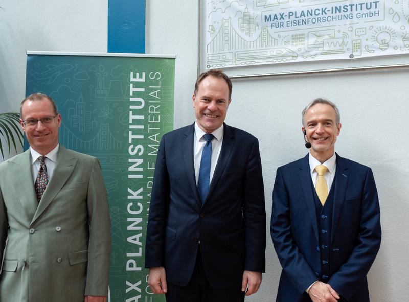 Teil der Geschäftsführung des Düsseldorfer Max-Planck-Instituts mit Düsseldorfs Oberbürgermeister Stephan Keller (Mitte).