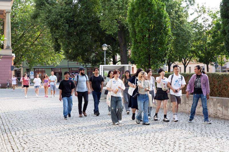 Internationale Studierende während der Bauhaus Summer School in der Innenstadt von Weimar.