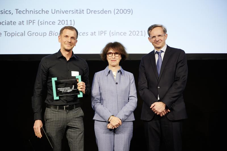 Presentation of the 2023 Innovation Award by Dr. Valérie André, chairperson of the IPF’s Association of Supporters, and Prof. Carsten Werner, Scientific Director of the IPF, to Dr. Jens Friedrichs (left)